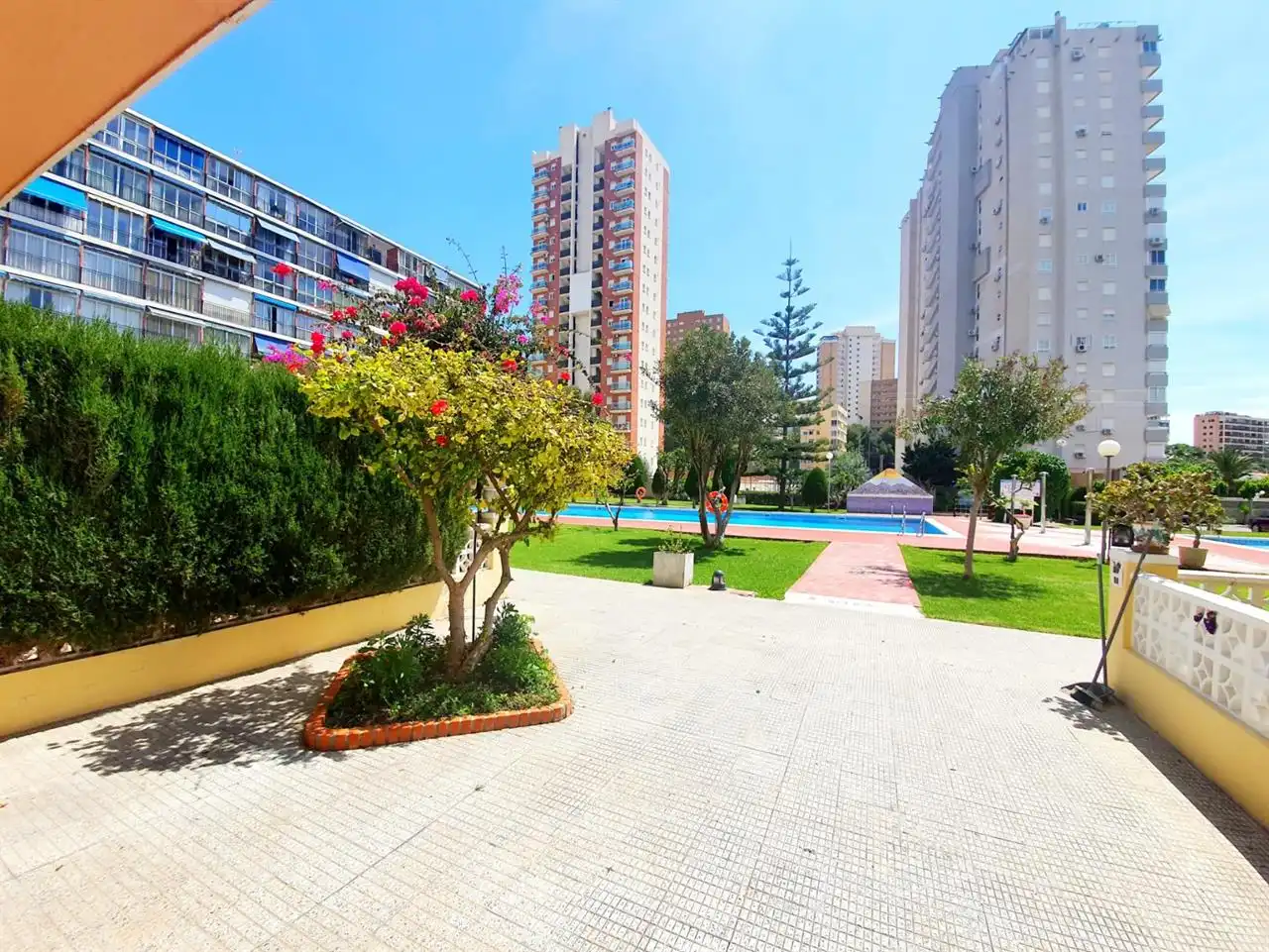 Vista exterior de Dúplex de alquiler en Villajoyosa / La Vila Joiosa con Piscina y Amueblado