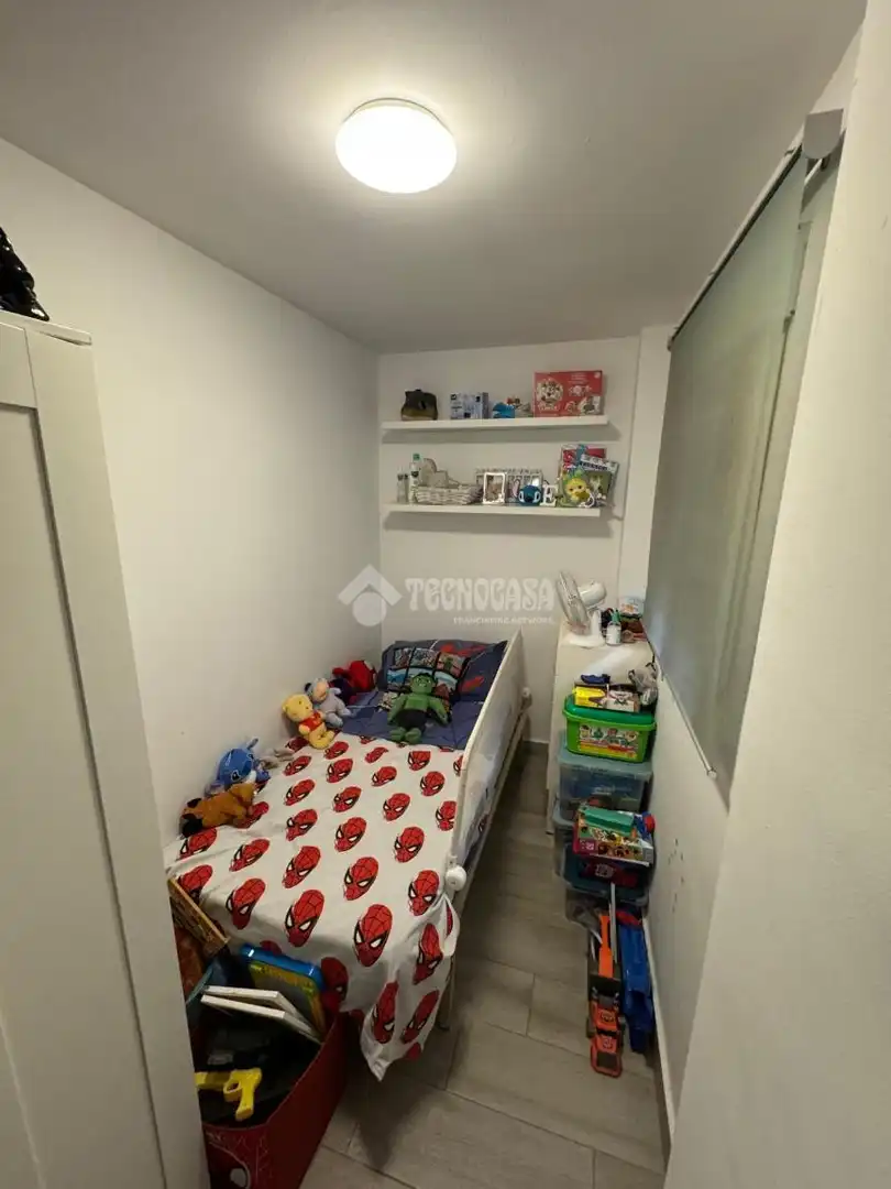 Dormitori de Casa adosada en venda en La Rinconada amb Aire condicionat i Calefacció