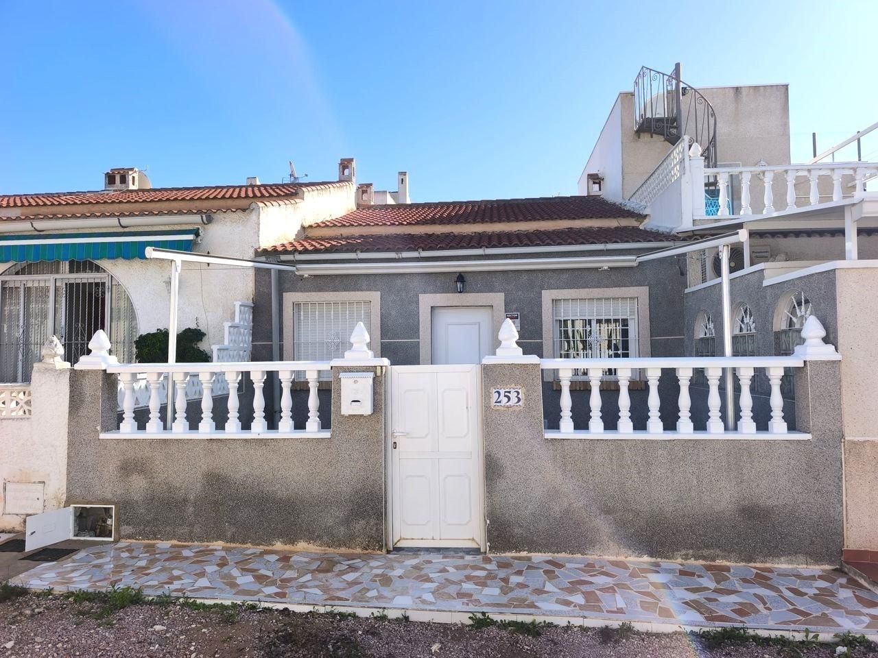 Vista exterior de Casa o xalet en venda en Torrevieja amb Jardí privat i Terrassa