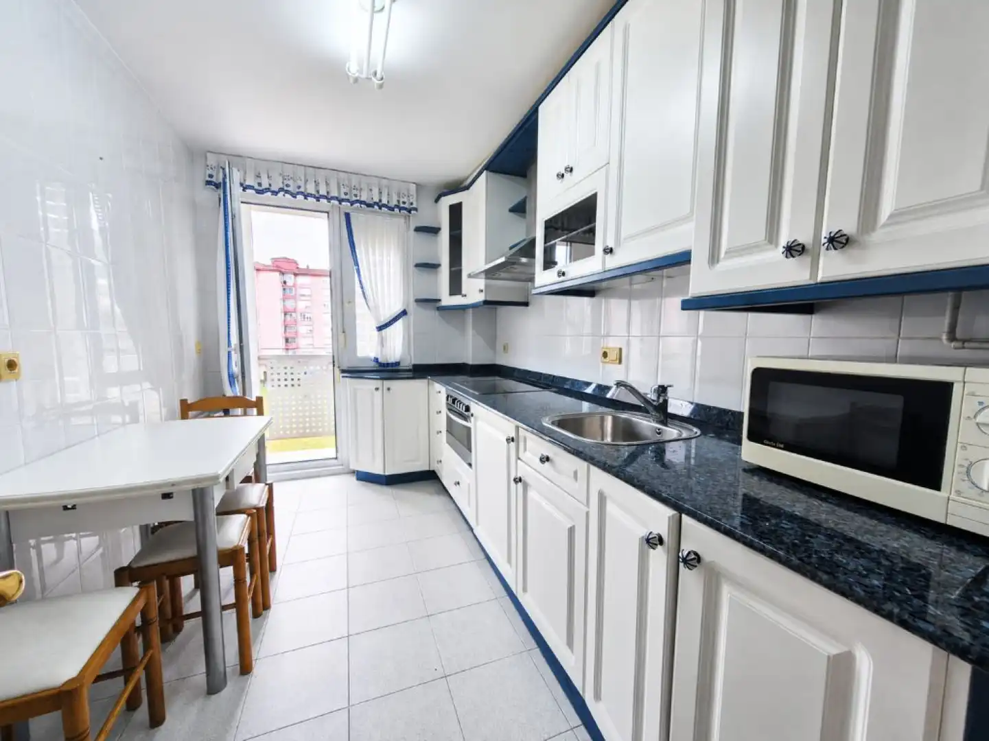 Cocina de Piso en venta en Los Corrales de Buelna  con Calefacción, Jardín privado y Parquet