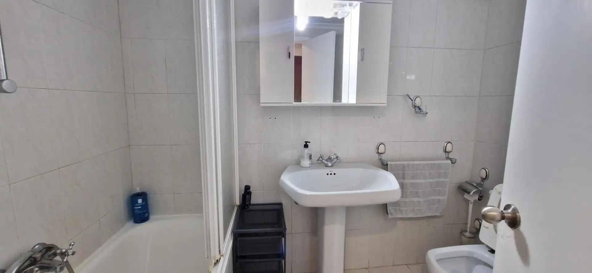 Badezimmer von Wohnung zur untervermieten in Córdoba mit Klimaanlage, Abstellraum und Balkon