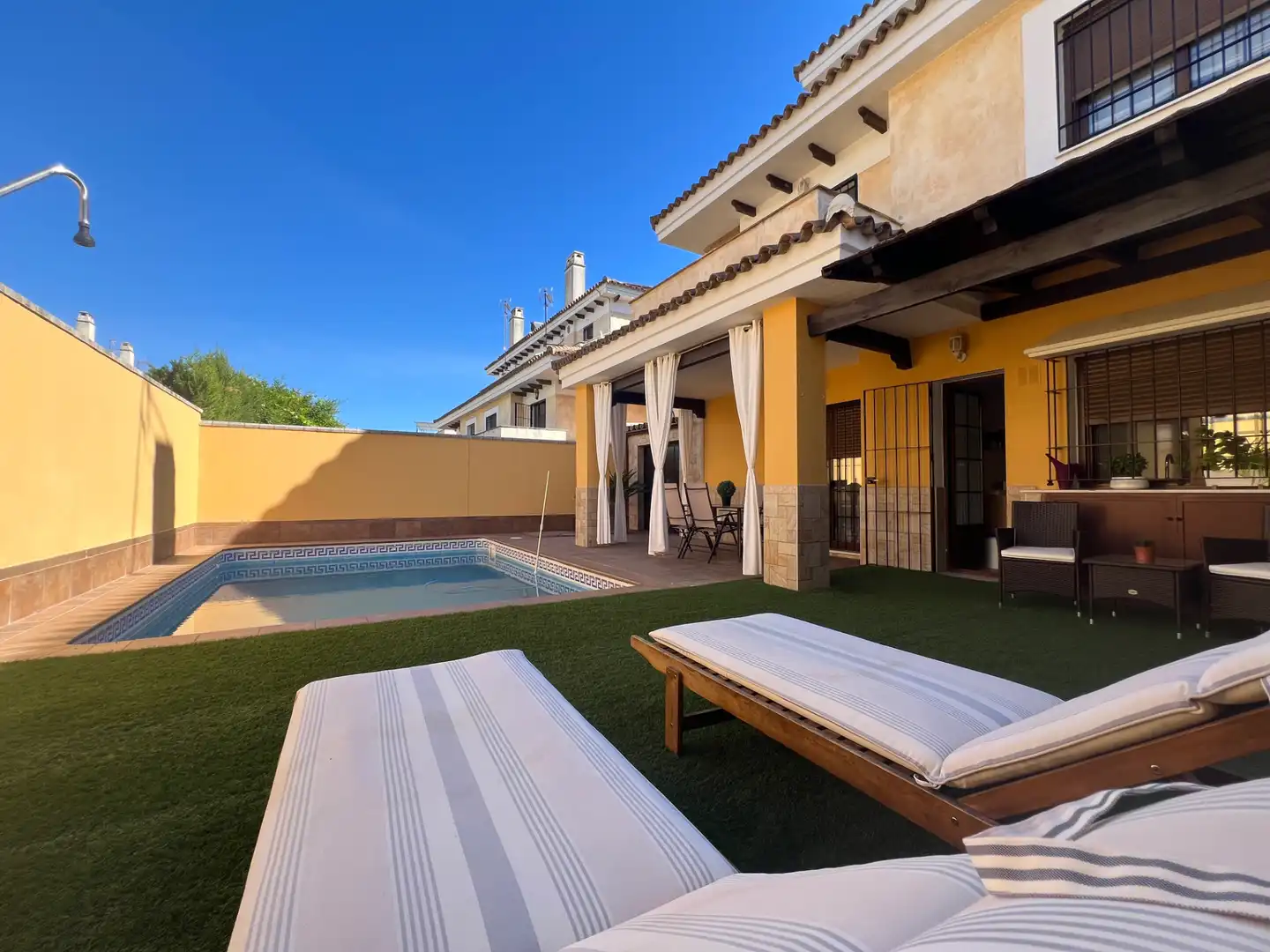 Vista exterior de Casa adosada en venda en Espartinas amb Aire condicionat, Calefacció i Jardí privat