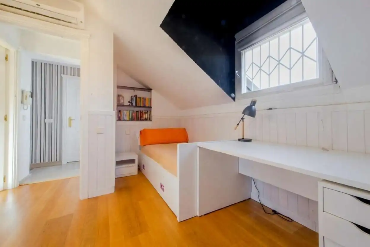 Habitación de Casa adosada en venta en Alcobendas con Aire acondicionado, Calefacción y Jardín privado
