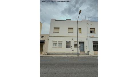 Venta de casa con almacén y 5 habitaciones en Deltebre