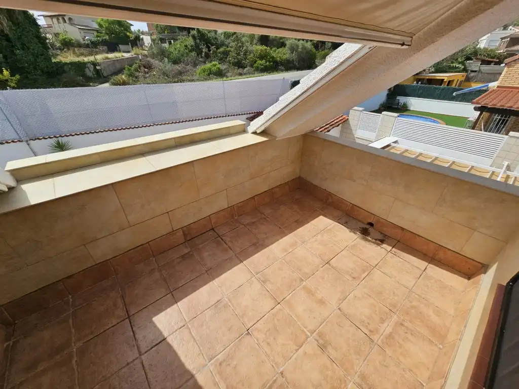 Terrasse von Einfamilien-Reihenhaus zum Verkauf in Calafell mit Klimaanlage, Heizung und Privatgarten