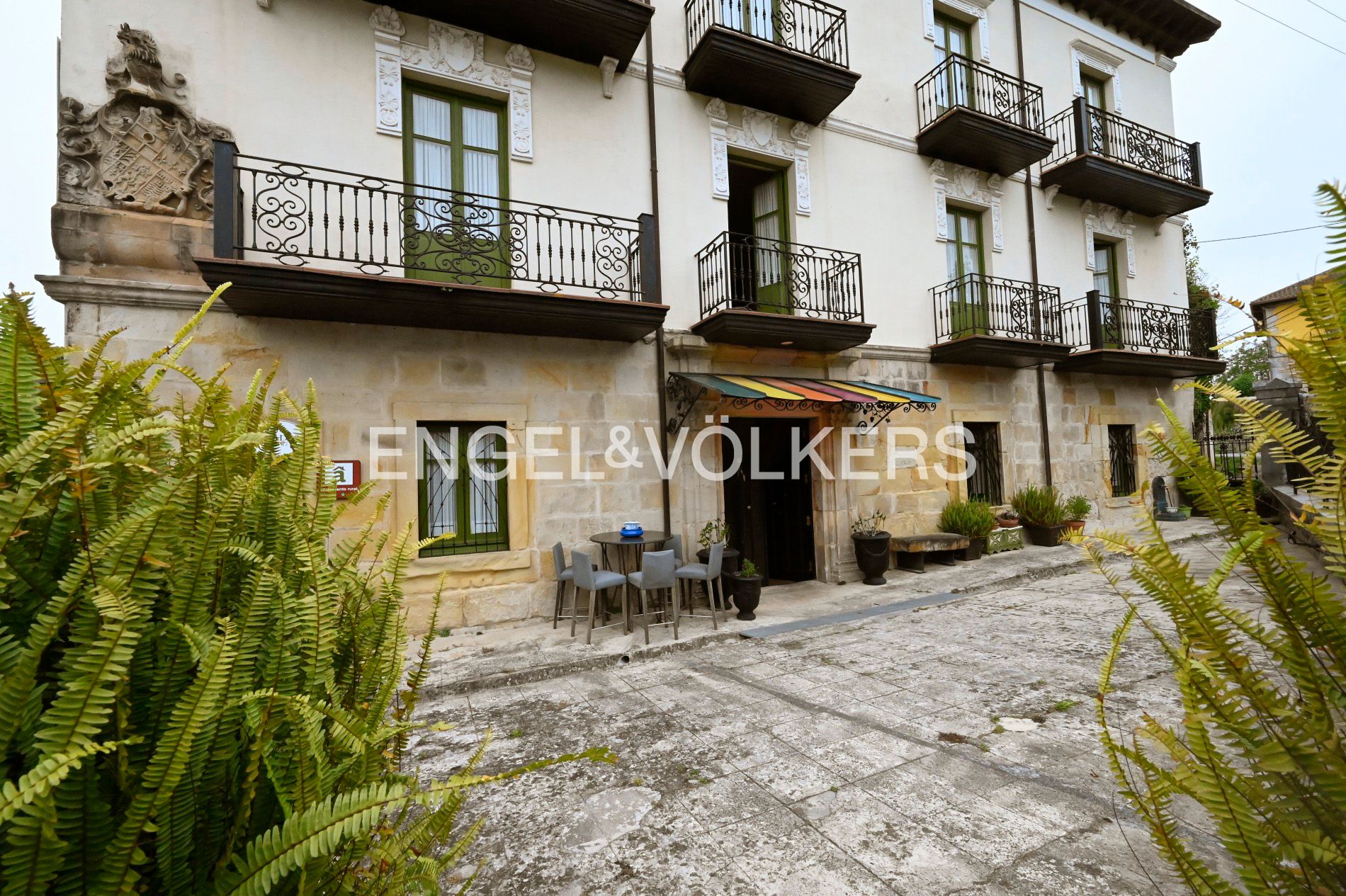 Vista exterior de Casa o xalet en venda en Colindres amb Calefacció, Jardí privat i Terrassa