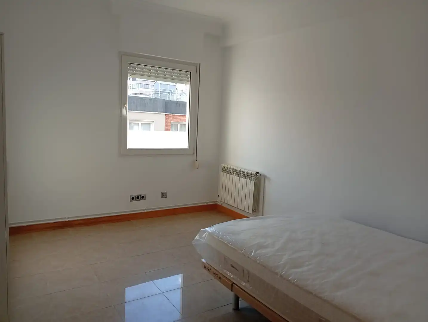 Schlafzimmer von Wohnung zur Miete in Santander mit Heizung