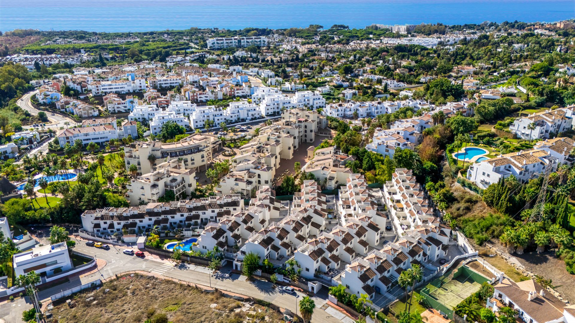Exterior view of Single-family semi-detached for sale in Estepona  with Air Conditioner, Terrace and Swimming Pool