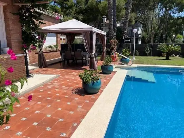 Piscina de Casa adosada en venda en Tarragona amb Aire condicionat, Calefacció i Jardí privat