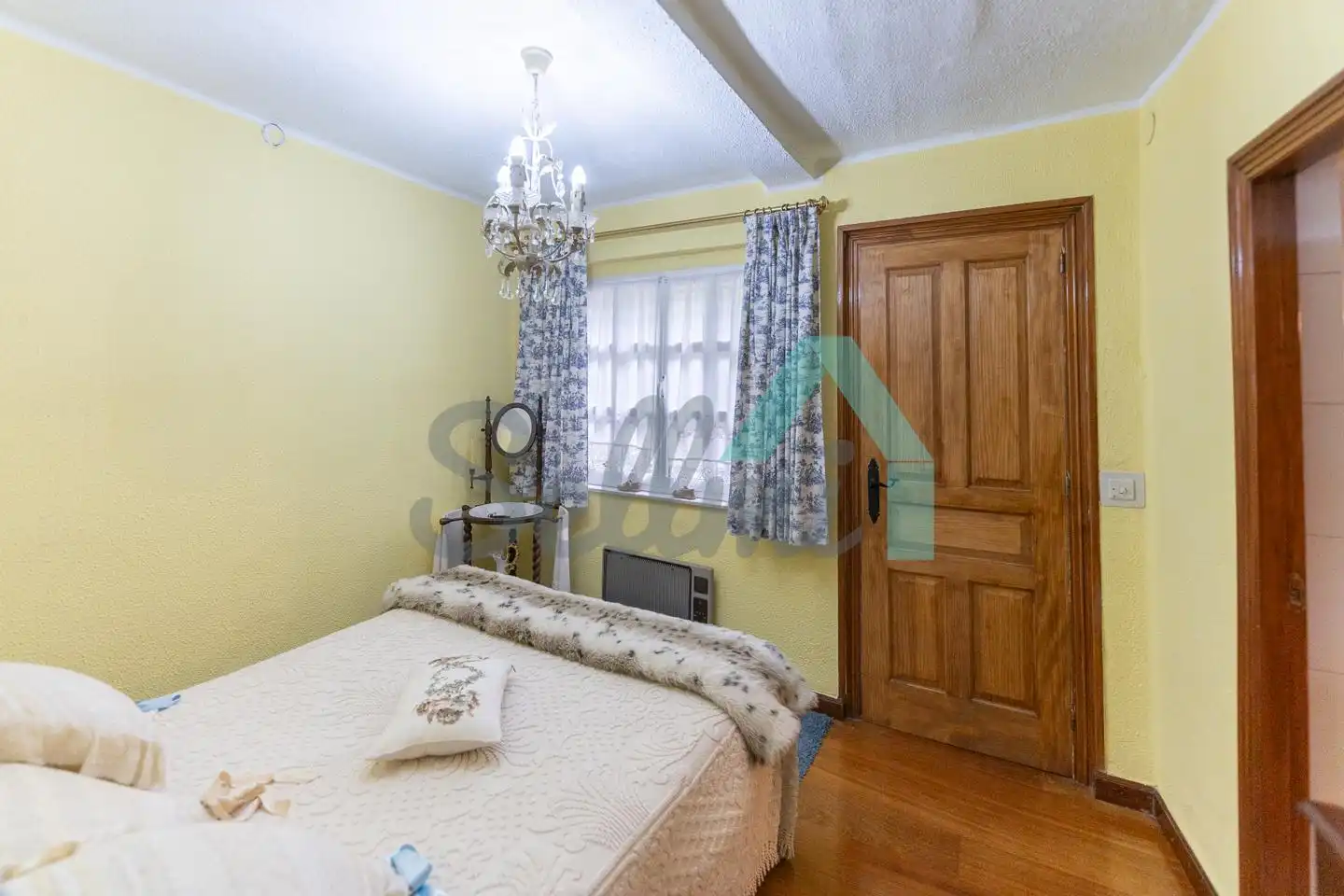 Dormitori de Casa adosada en venda en Langreo amb Calefacció, Jardí privat i Parquet