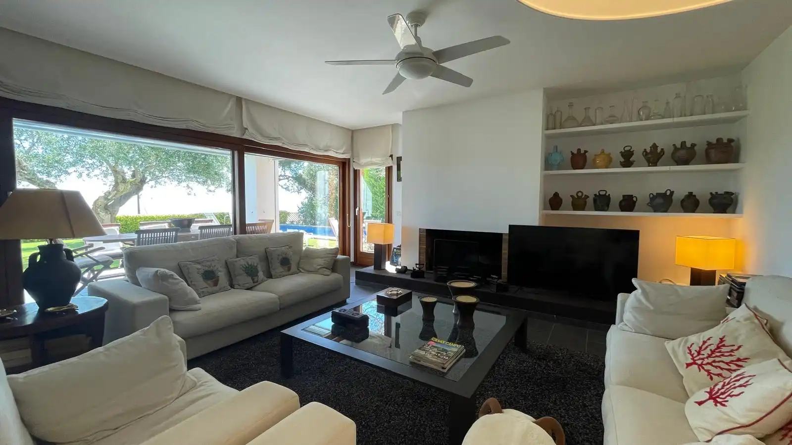 Sala d'estar de Casa o xalet en venda en Palafrugell amb Jardí privat, Terrassa i Traster