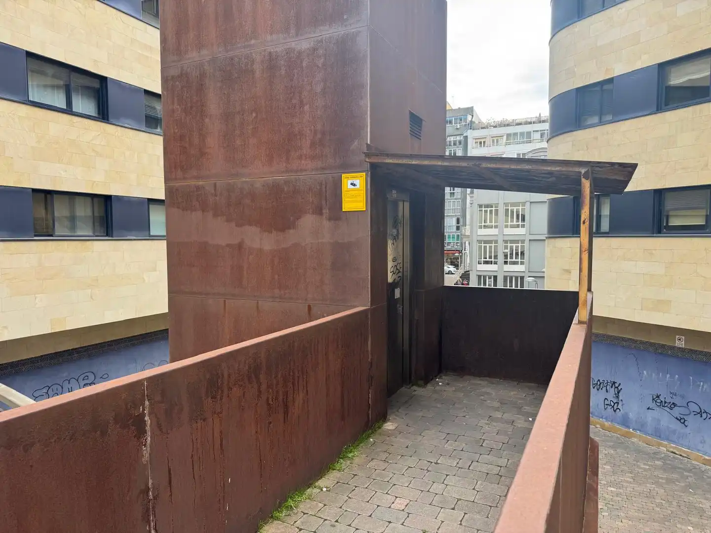 Vista exterior de Pis en venda en León Capital  amb Calefacció, Terrassa i Traster