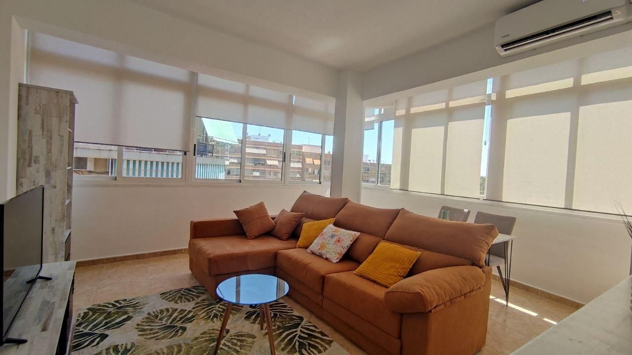 Sala d'estar de Apartament de lloguer en Alicante / Alacant amb Aire condicionat i Terrassa