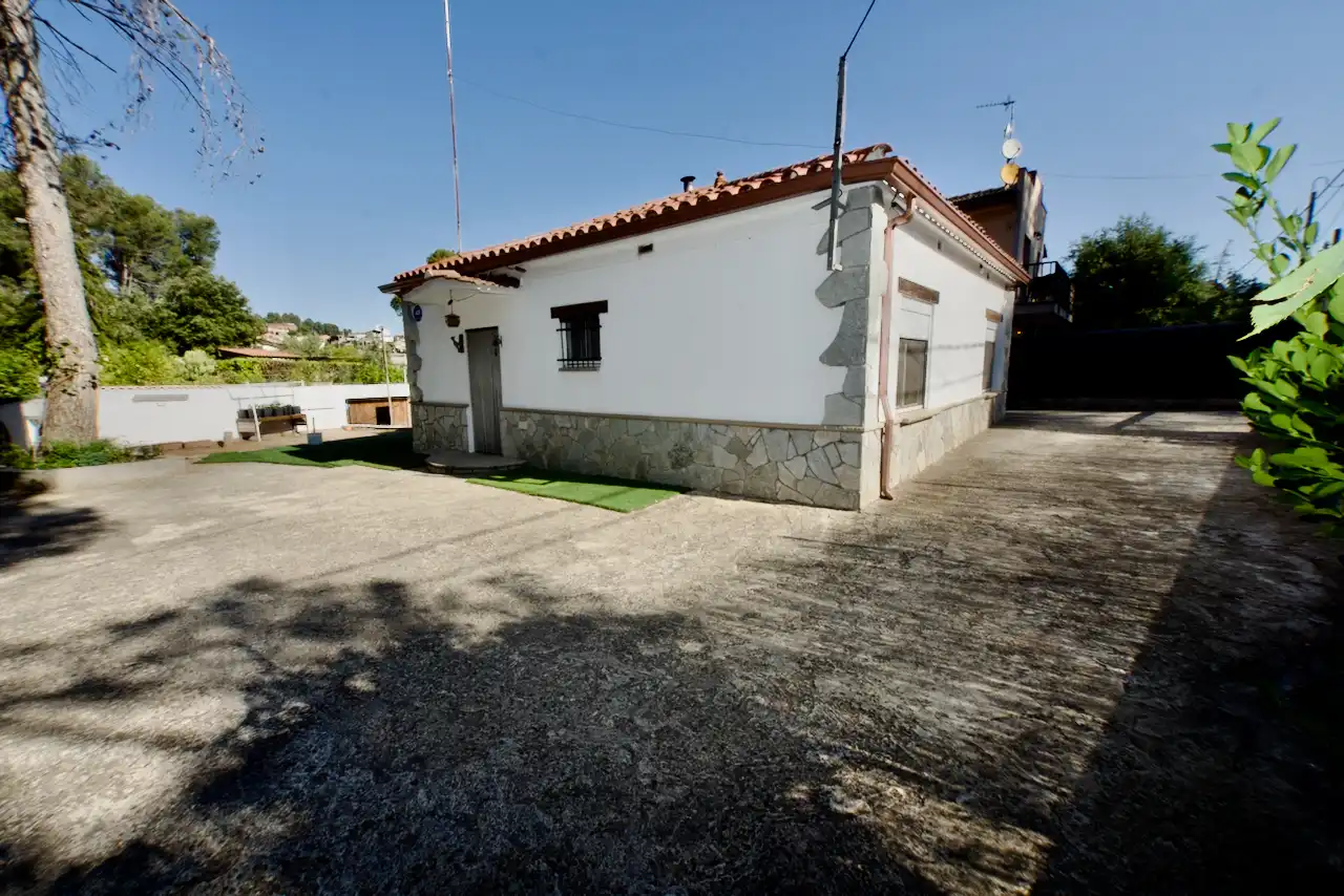Vista exterior de Casa o xalet en venda en Vacarisses amb Jardí privat, Traster i Piscina