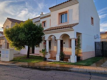 Terraced house with balcony for sale in Costa Esuri