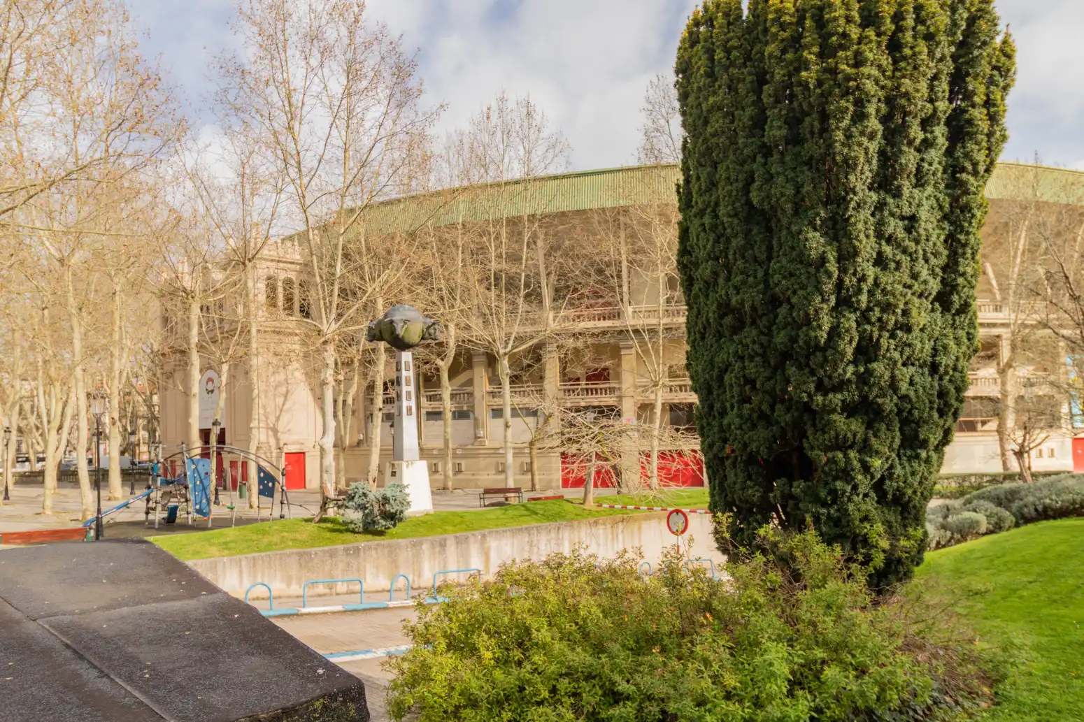 Exterior view of Office for rent in  Pamplona / Iruña