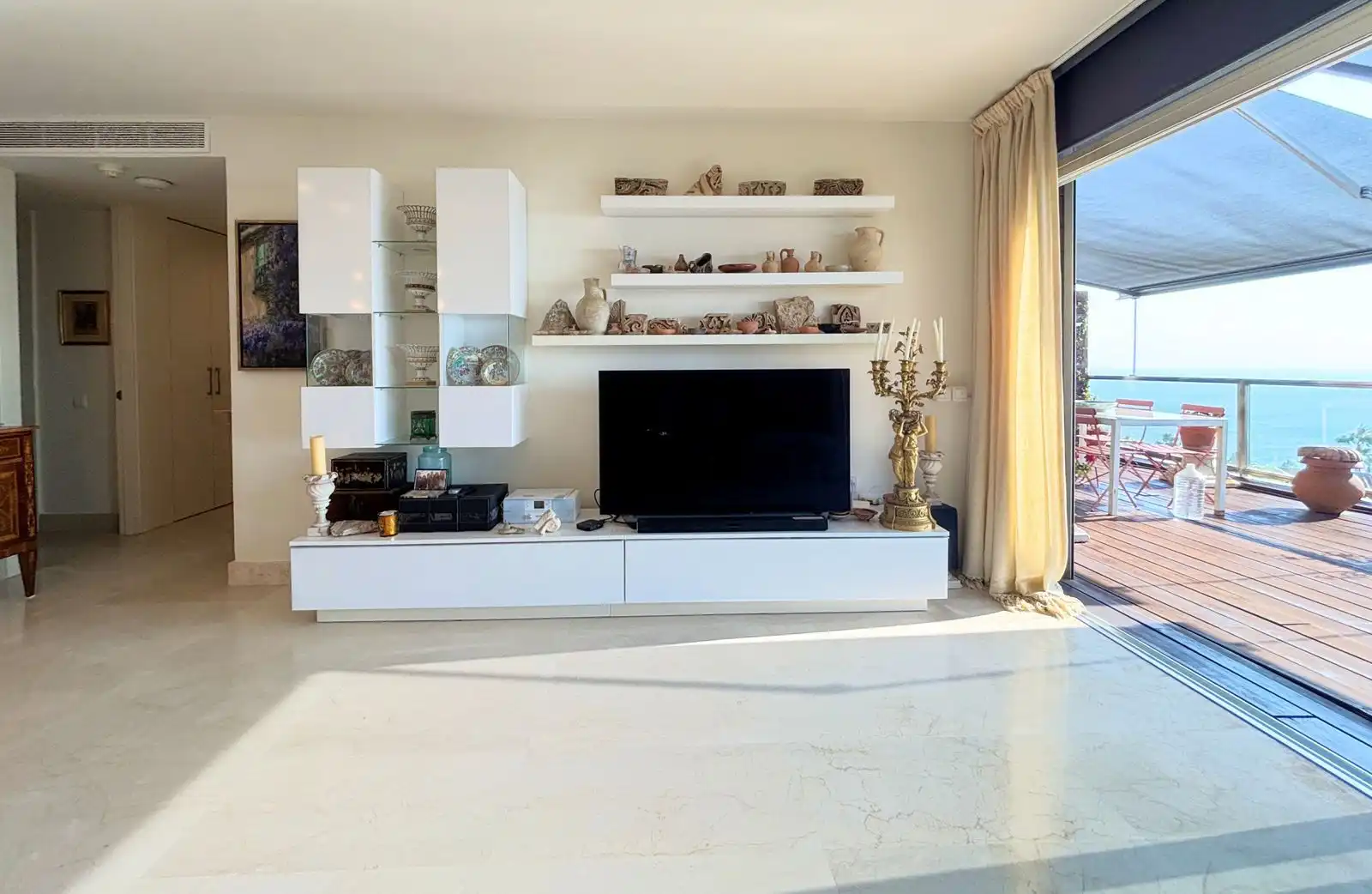 Sala de estar de Ático en venta en Manilva con Aire acondicionado, Terraza y TV