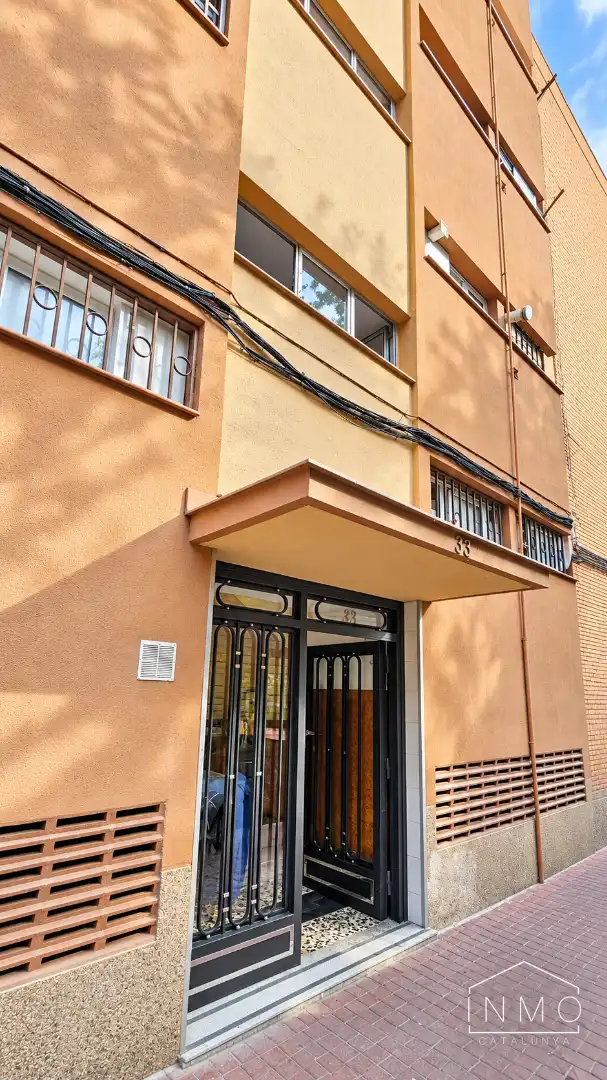 Vista exterior de Pis en venda en Nou Barris