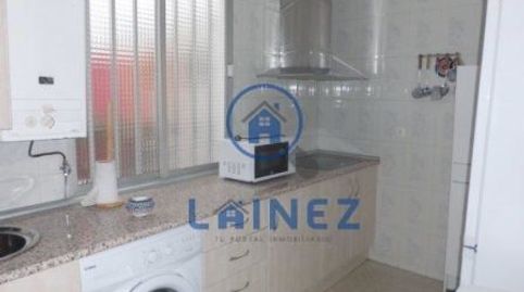 Piso de 75 m2 con un patio que tiene 2 naves con un total de 400 m2. El piso dispone de 2 dormitorios, salón comedor, baño, cocina