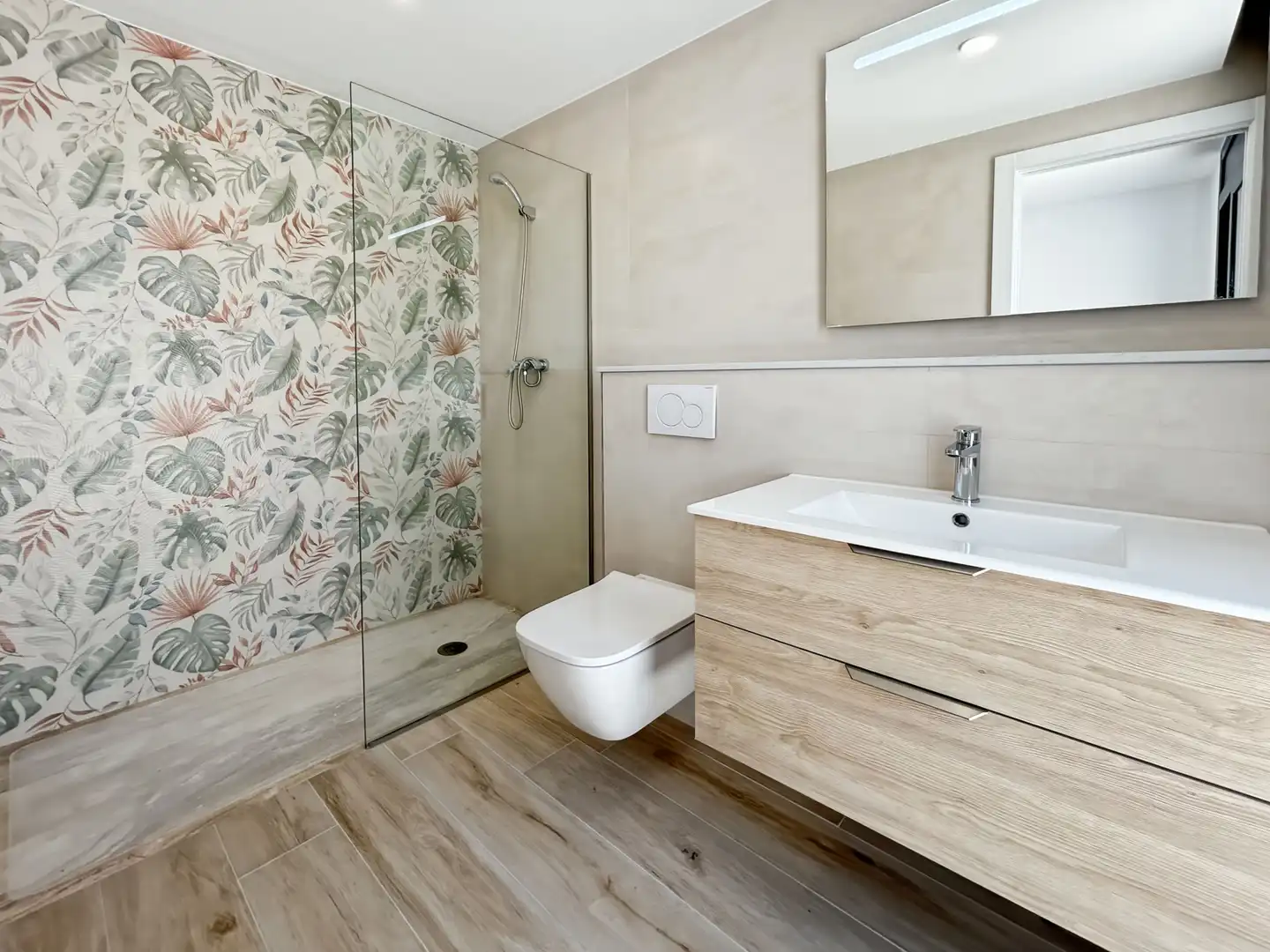 Badezimmer von Einfamilien-Reihenhaus zum Verkauf in Empuriabrava mit Klimaanlage, Heizung und Schwimmbad