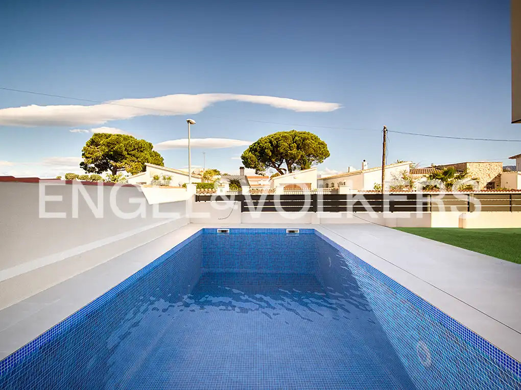 Piscina de Casa adosada en venda en Empuriabrava amb Aire condicionat, Jardí privat i Piscina