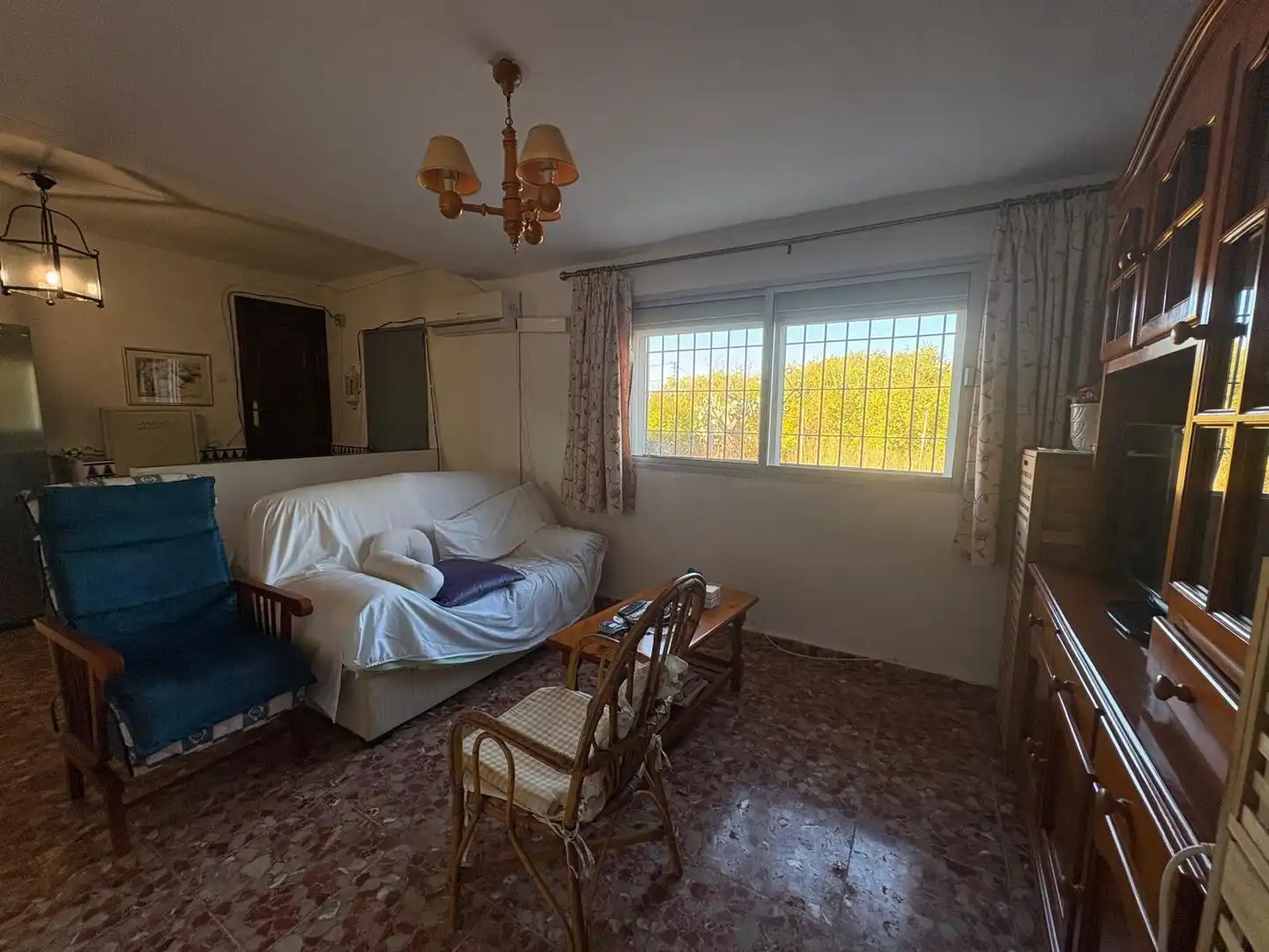 Sala d'estar de Casa o xalet en venda en Chiclana de la Frontera amb Aire condicionat, Jardí privat i Piscina