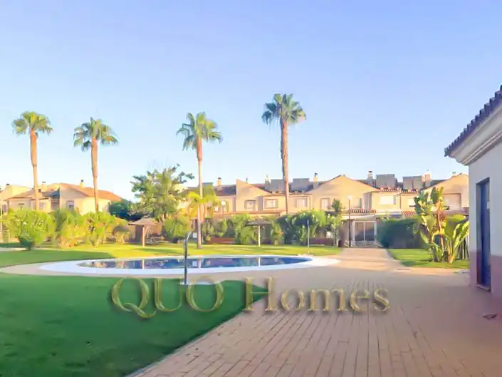 Vista exterior de Casa o xalet en venda en Jerez de la Frontera amb Aire condicionat, Jardí privat i Piscina comunitària