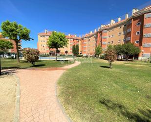 Vista exterior de Pis en venda en Alcalá de Henares amb Calefacció i Piscina comunitària