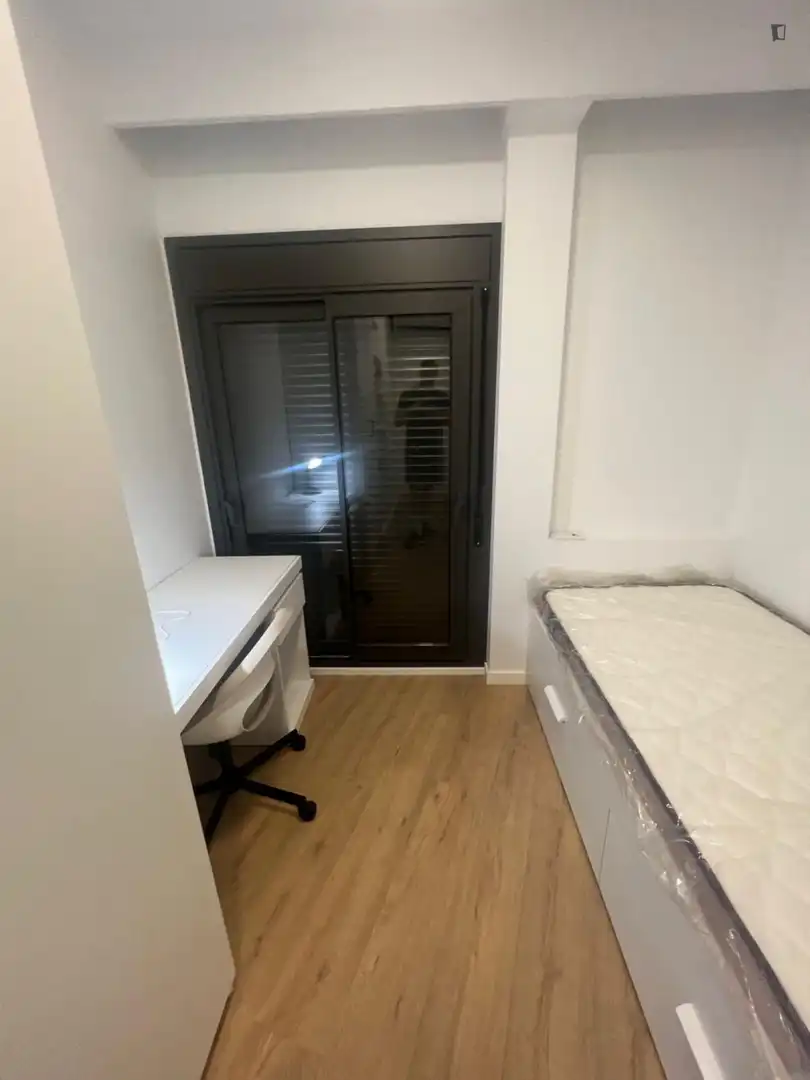 Dormitori de Apartament per a compartir en Manresa amb Aire condicionat, Moblat i Forn