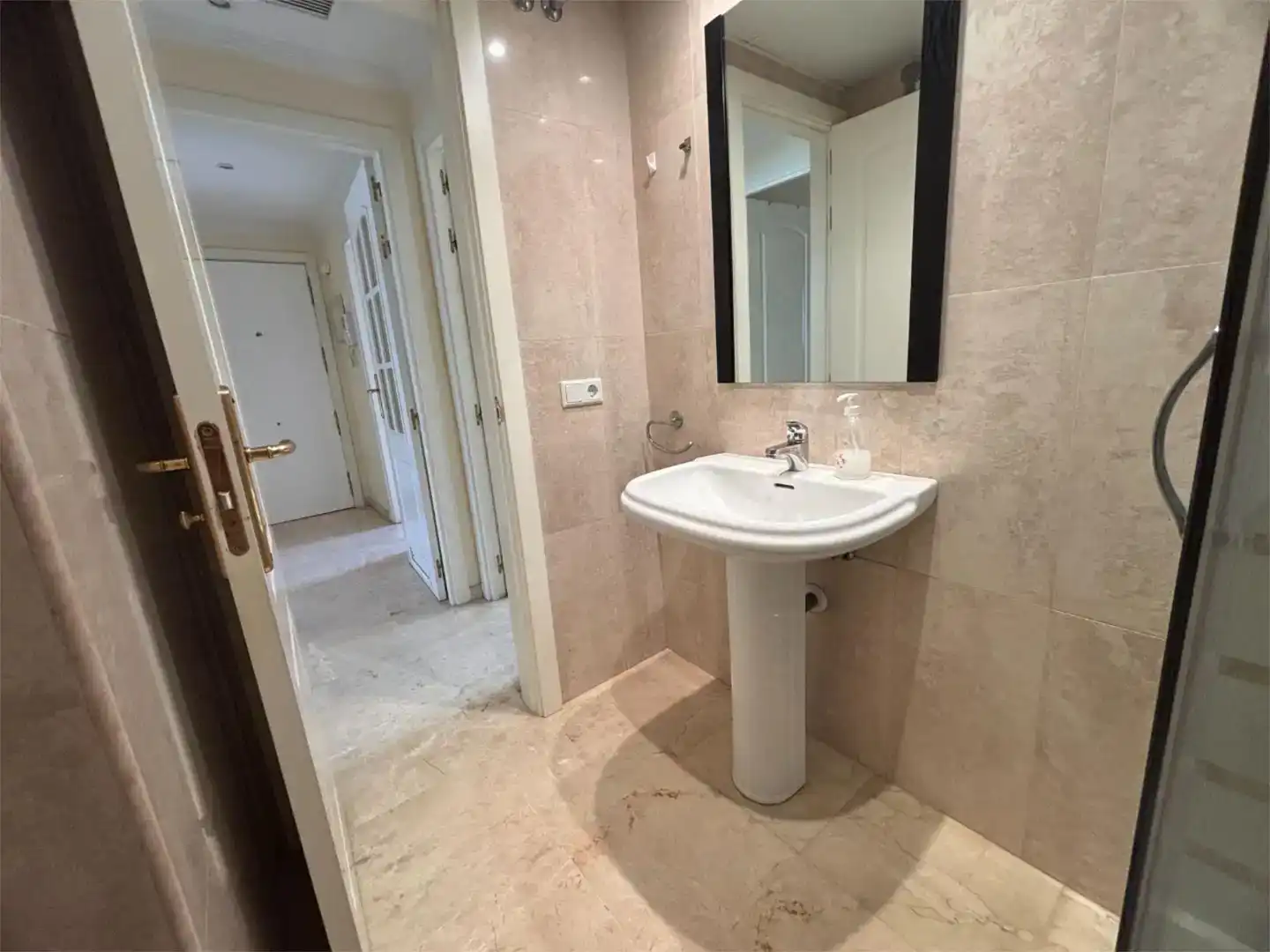 Badezimmer von Dachboden zur Miete in Estepona mit Klimaanlage und Balkon