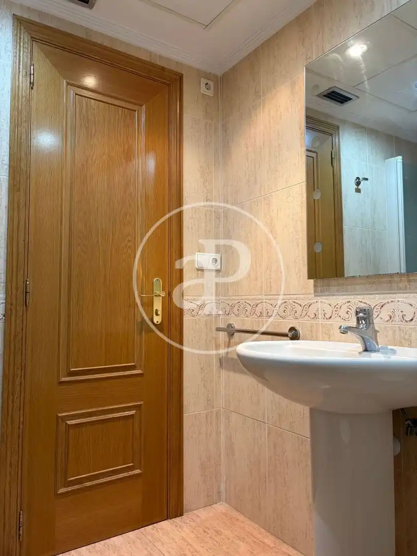 Baño de Piso de alquiler en Valencia con Aire acondicionado, Calefacción y Jardín privado