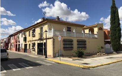 Vista exterior de Casa adosada en venda en Umbrete amb Jardí privat