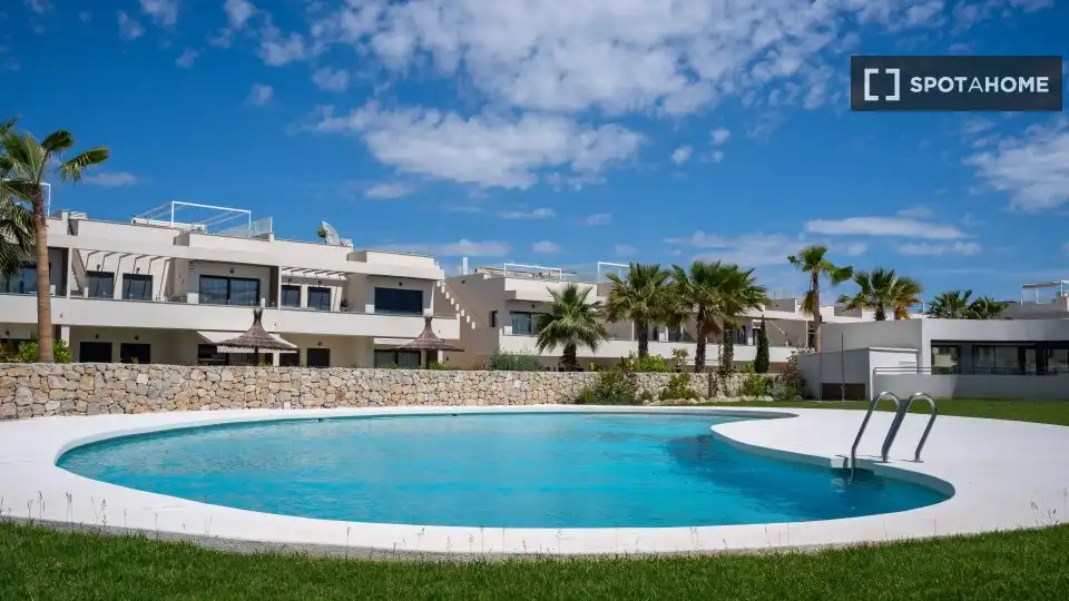 Piscina de Apartament per a compartir en Torrevieja amb Aire condicionat, Terrassa i Moblat