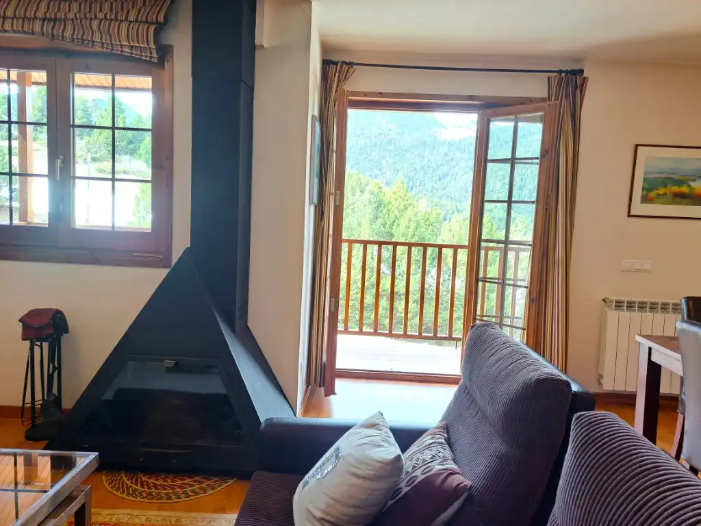 Sala de estar de Dúplex en venta en Alp con Calefacción, Trastero y Amueblado