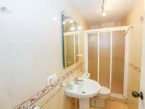 Badezimmer von Erdgeschoss zur Miete in Almuñécar mit Klimaanlage, Terrasse und Möbliert