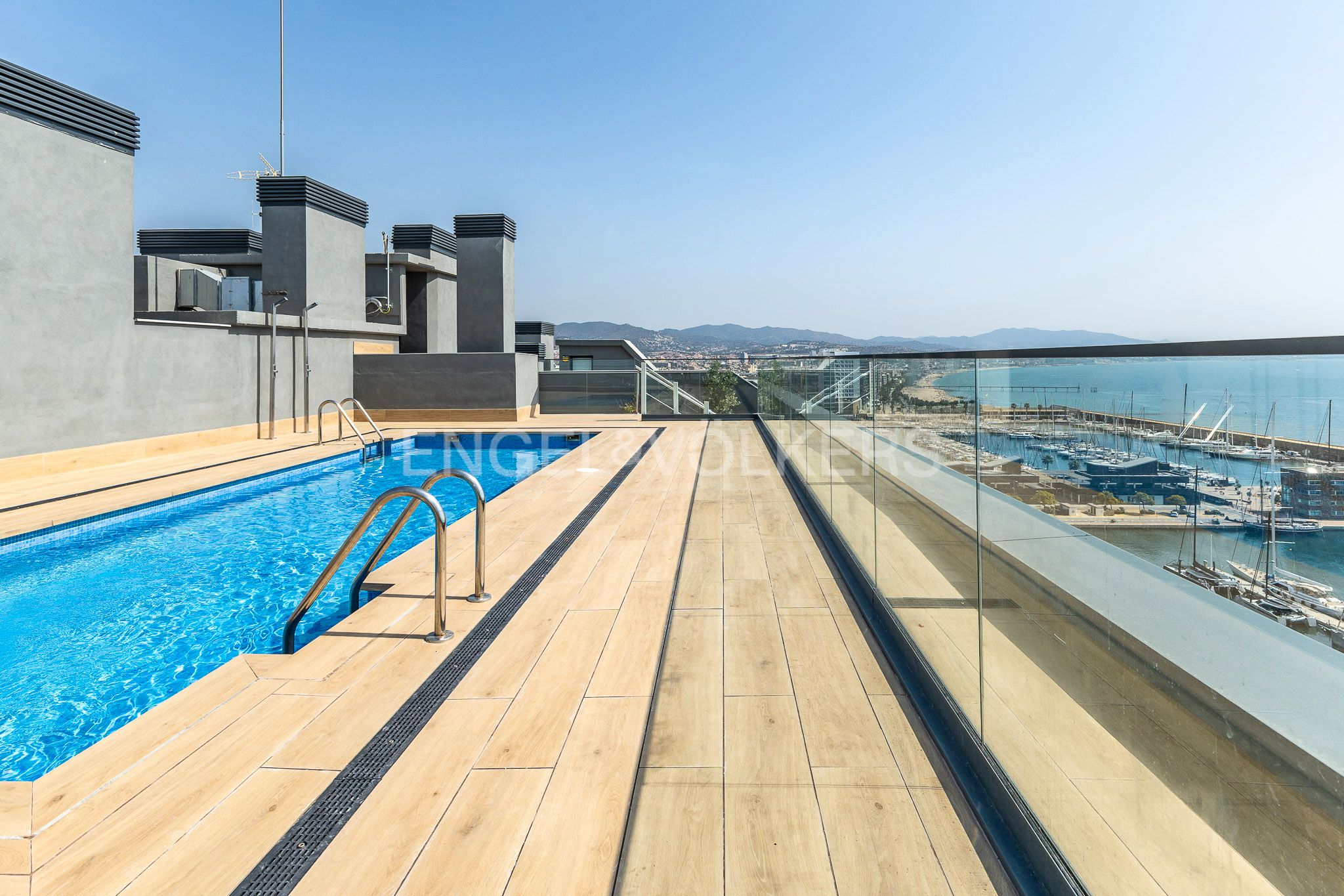 Piscina de Apartament de lloguer en Badalona amb Aire condicionat, Calefacció i Terrassa