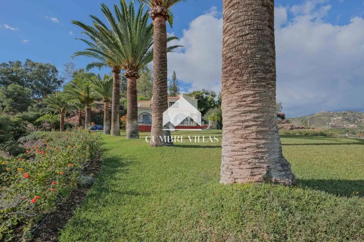 Vista exterior de Casa o xalet en venda en Nerja amb Jardí privat i Terrassa