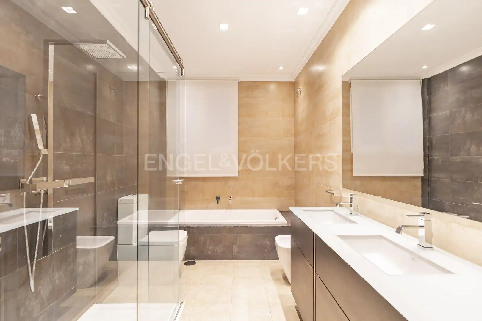 Badezimmer von Wohnung zur Miete in Madrid mit Klimaanlage und Heizung