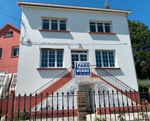 Vista exterior de Casa o xalet en venda en Outes amb Jardí privat, Terrassa i Balcó