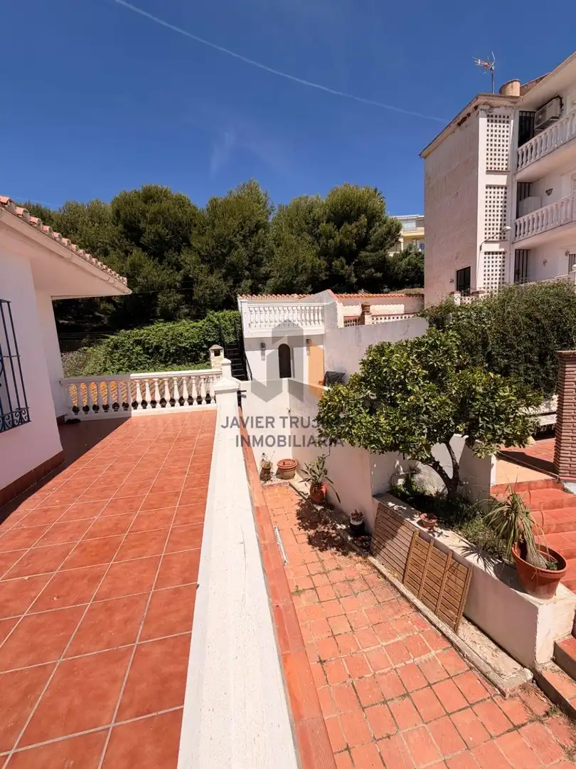 Vista exterior de Casa o xalet en venda en Vélez-Málaga amb Terrassa, Traster i Moblat