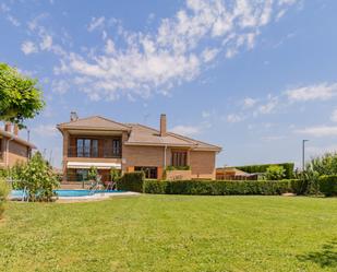 Jardí de Casa o xalet en venda en Aranguren amb Calefacció, Parquet i Terrassa