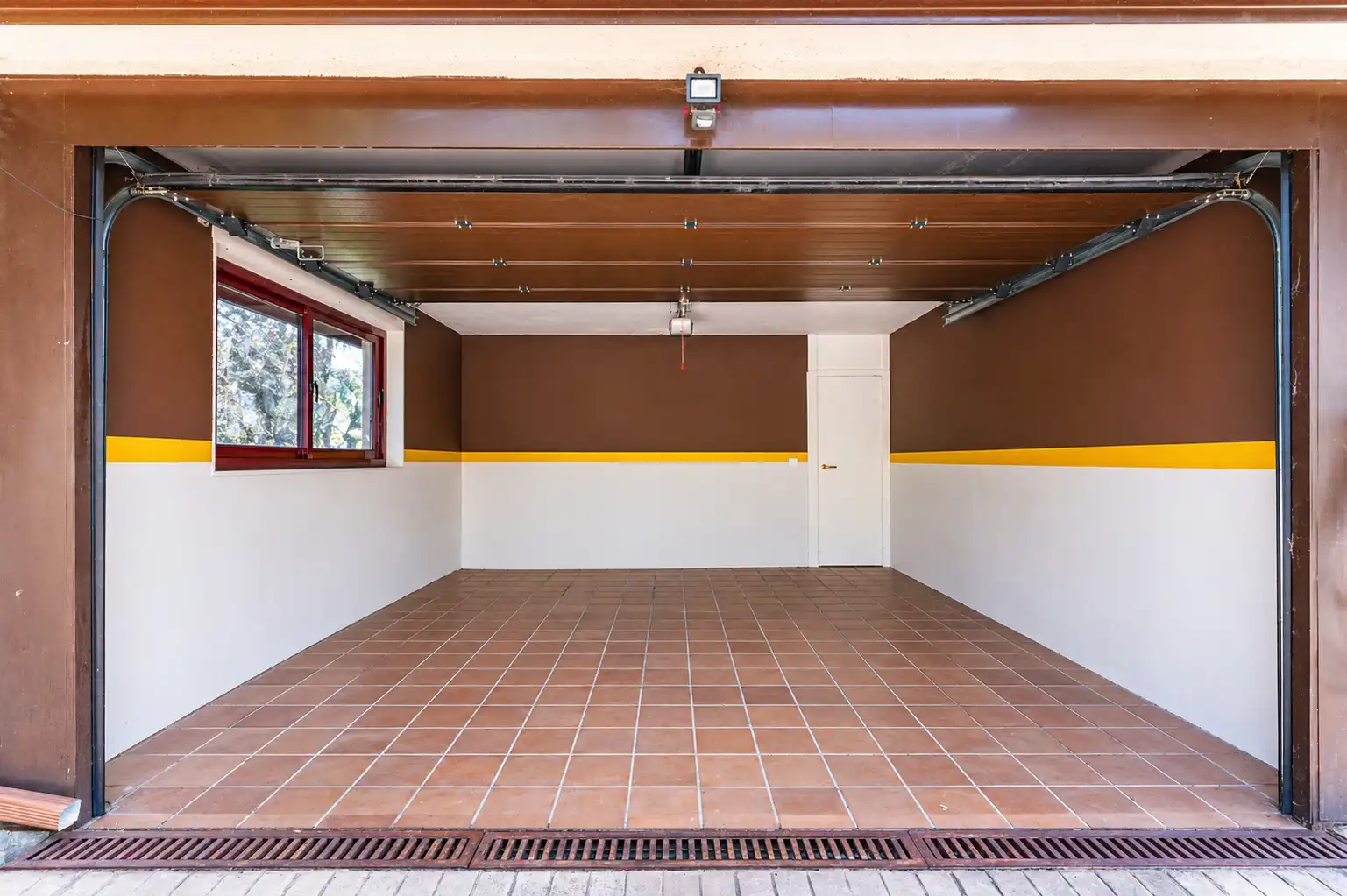 Parking de Casa adosada en venta en Torrelodones con Calefacción, Jardín privado y Piscina