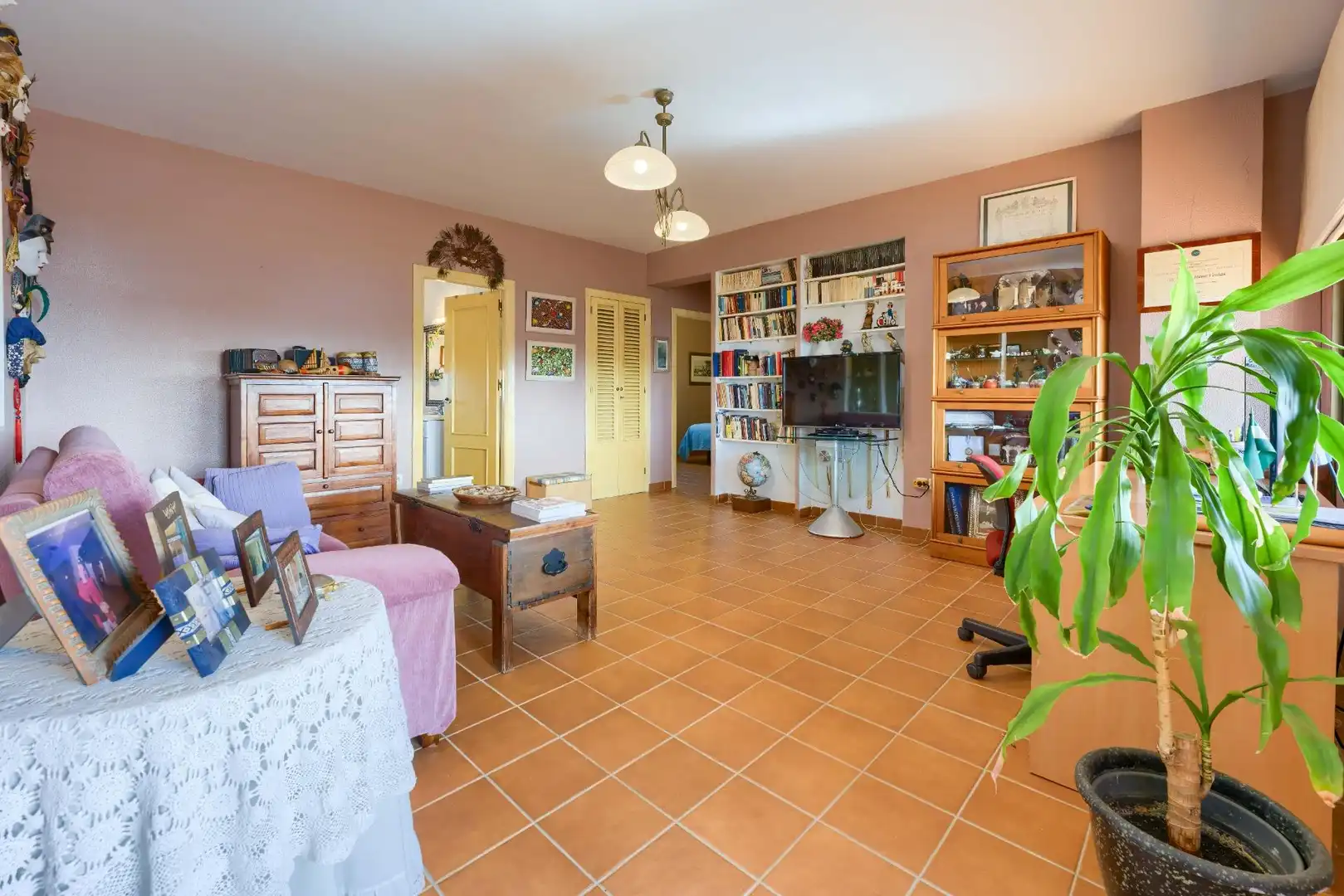 Sala d'estar de Casa o xalet en venda en Espartinas amb Aire condicionat, Jardí privat i Terrassa