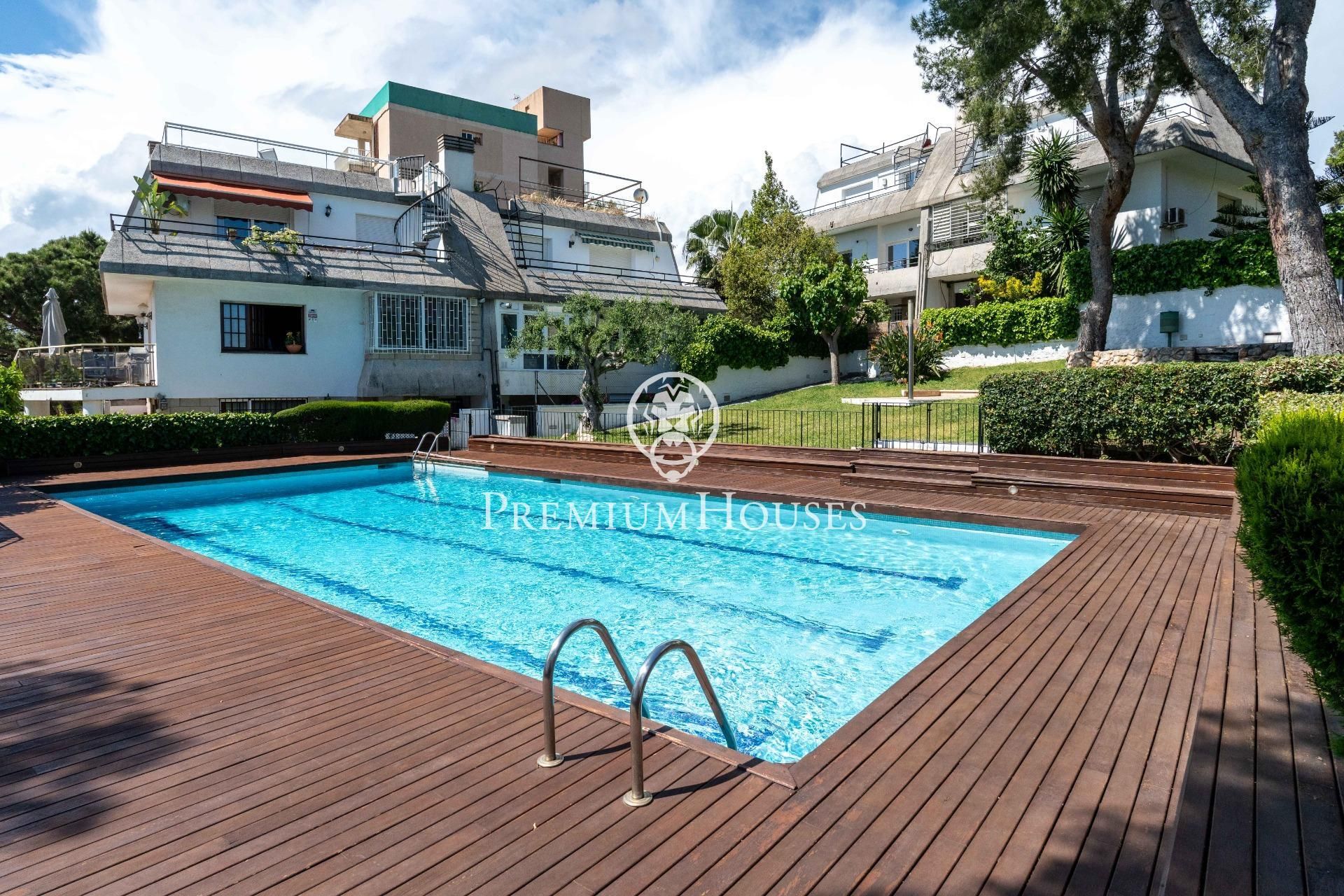 Piscina de Casa adosada en venda en Sant Pere de Ribes amb Calefacció, Jardí privat i Terrassa