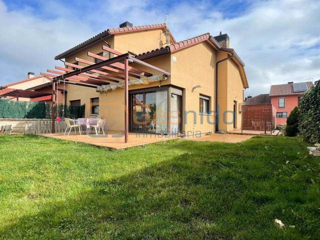 Casa adosada en Venta en Palazuelos de Eresma