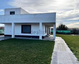 Vista exterior de Casa o xalet en venda en Almenara de Tormes amb Calefacció, Jardí privat i Terrassa