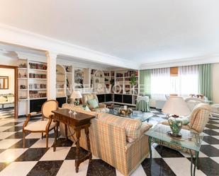Sala d'estar de Casa o xalet en venda en Pozuelo de Alarcón amb Calefacció, Jardí privat i Parquet