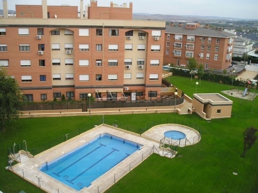 Swimming pool of Flat for sale in Torrejón de Ardoz  with Air Conditioner, Heating and Parquet flooring