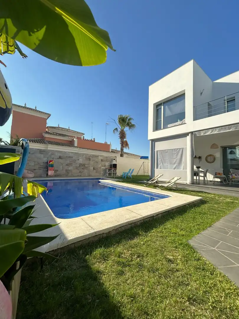 Chalet con piscina en venta en Matalascañas, imagen 2