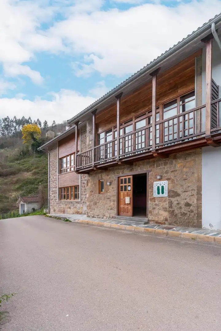 Vista exterior de Finca rústica en venda en Lena amb Jardí privat, Traster i Balcó